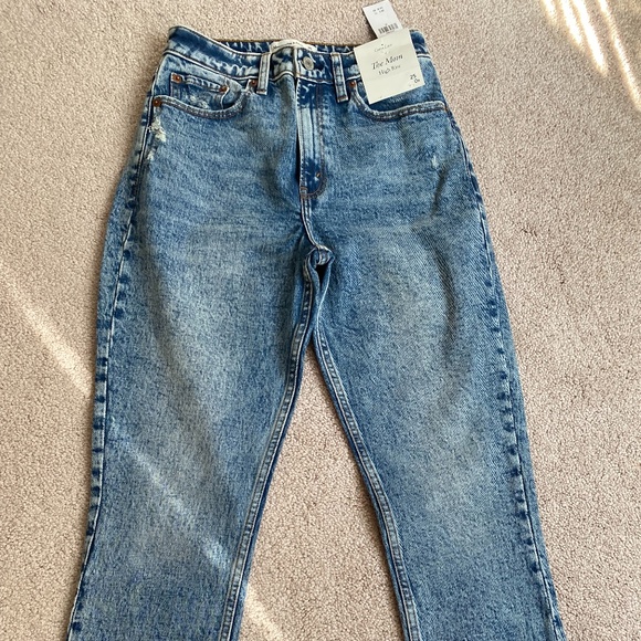 Curve Love High Rise Mom Jeans in Acid Wash Abercrombie and Fitch - Picture 4 of 5